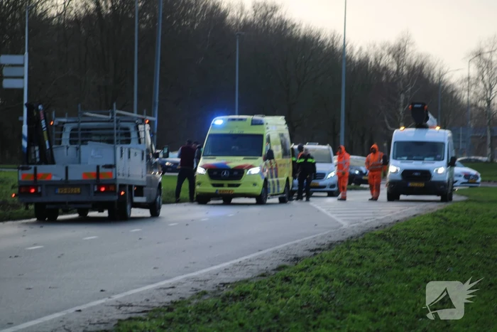 Bestuurster botst frontaal tegen lantaarnpaal
