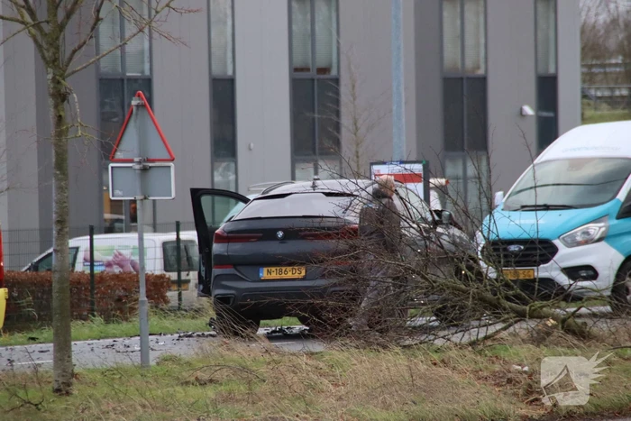 Dure BMW zwaar beschadigd na aanrijding