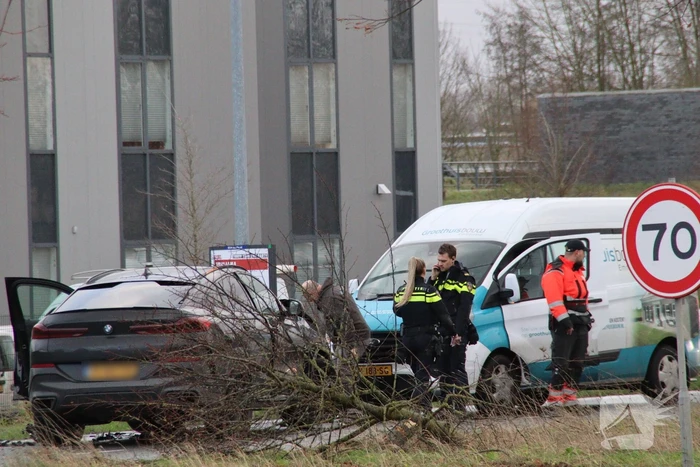 Dure BMW zwaar beschadigd na aanrijding