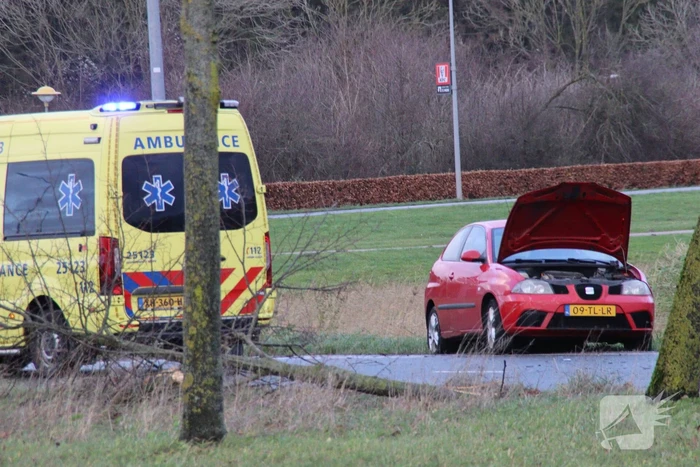 Dure BMW zwaar beschadigd na aanrijding