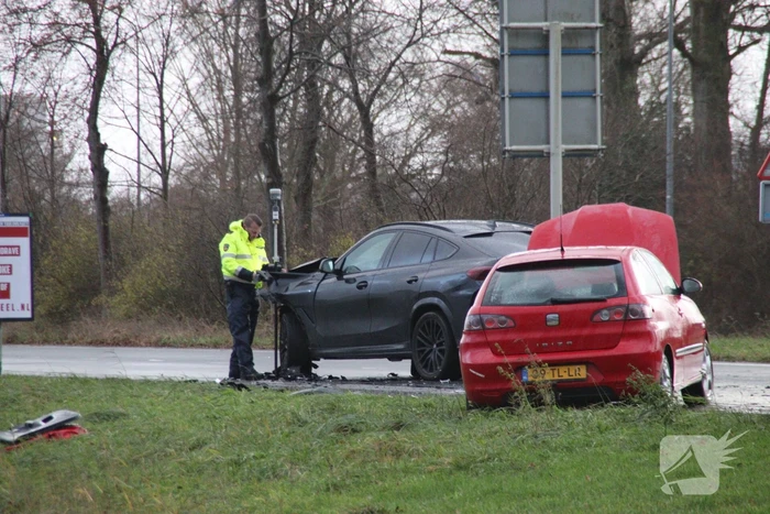 Dure BMW zwaar beschadigd na aanrijding