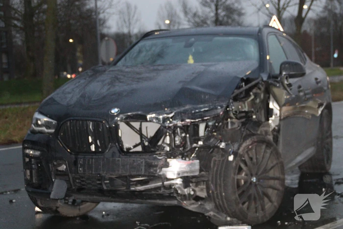 Dure BMW zwaar beschadigd na aanrijding