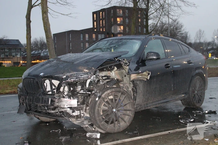 Dure BMW zwaar beschadigd na aanrijding