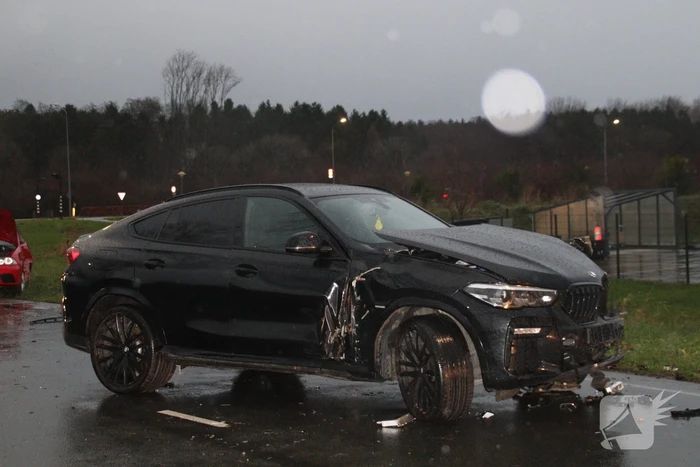 Dure BMW zwaar beschadigd na aanrijding