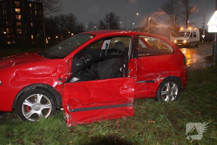 Dure BMW zwaar beschadigd na aanrijding