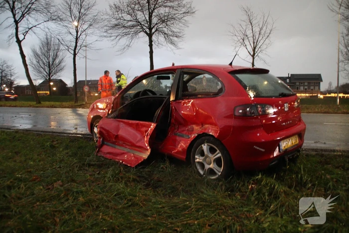 Dure BMW zwaar beschadigd na aanrijding