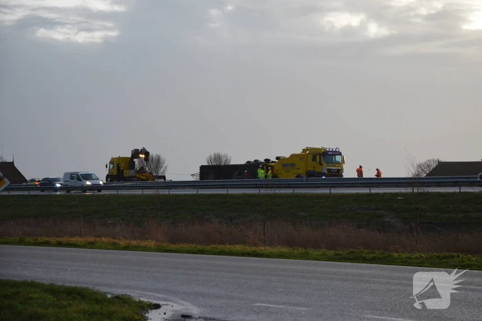 Berging gekantelde vrachtwagen in volle gang
