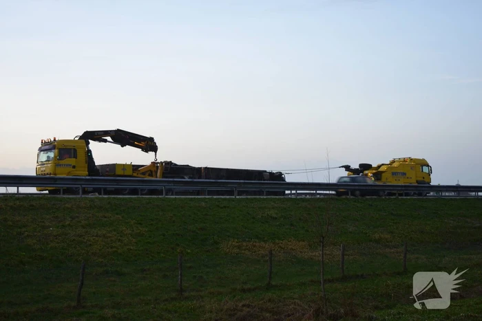 Berging gekantelde vrachtwagen in volle gang