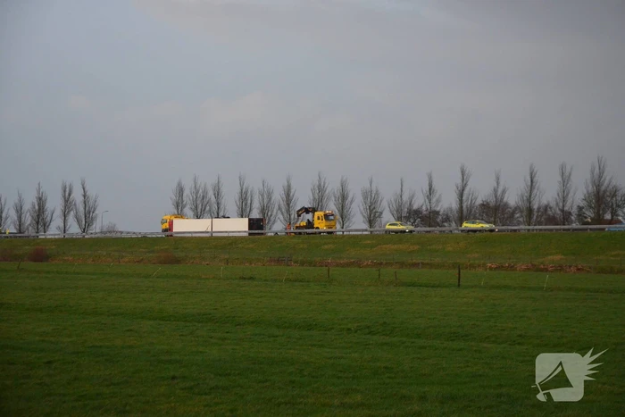 Berging gekantelde vrachtwagen in volle gang