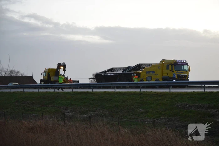 Berging gekantelde vrachtwagen in volle gang