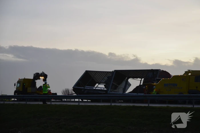 Berging gekantelde vrachtwagen in volle gang