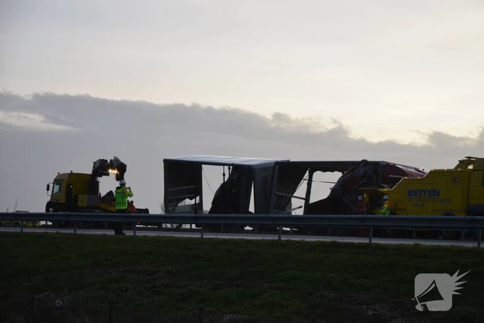 Berging gekantelde vrachtwagen in volle gang