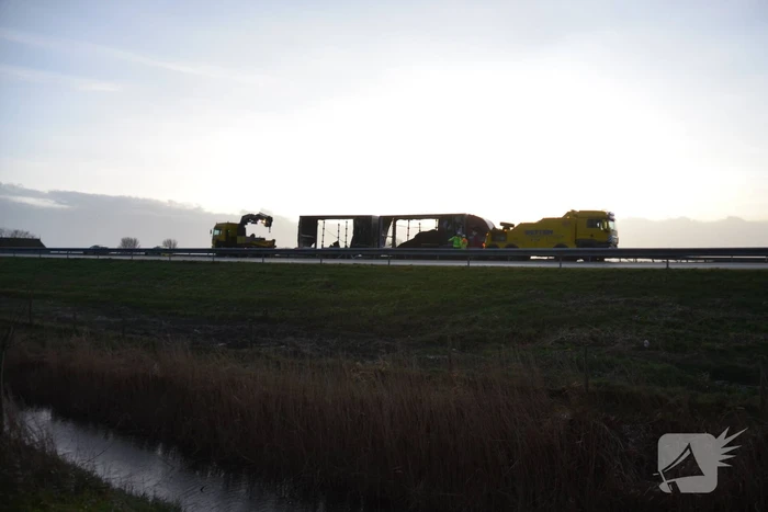 Berging gekantelde vrachtwagen in volle gang
