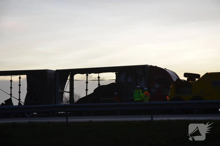 Berging gekantelde vrachtwagen in volle gang