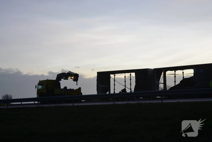 Berging gekantelde vrachtwagen in volle gang