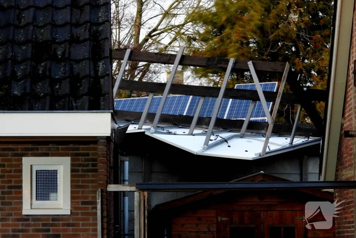 Brandweer verwijdert stellage en zonnepanelen van dak
