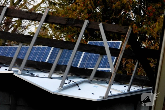 Brandweer verwijdert stellage en zonnepanelen van dak