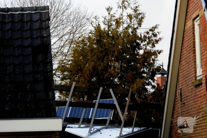 Brandweer verwijdert stellage en zonnepanelen van dak