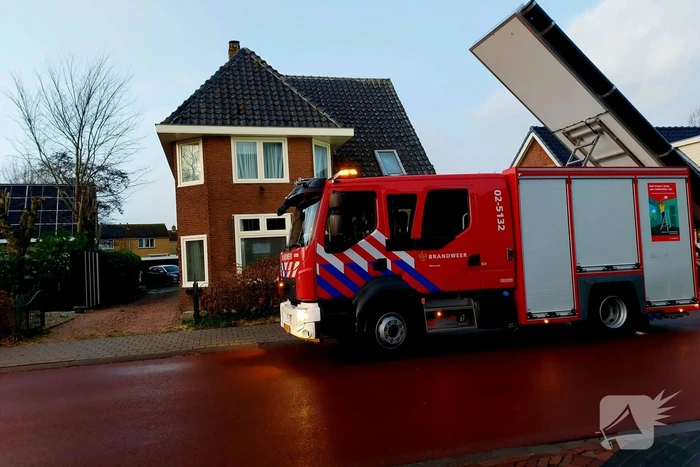 Brandweer verwijdert stellage en zonnepanelen van dak