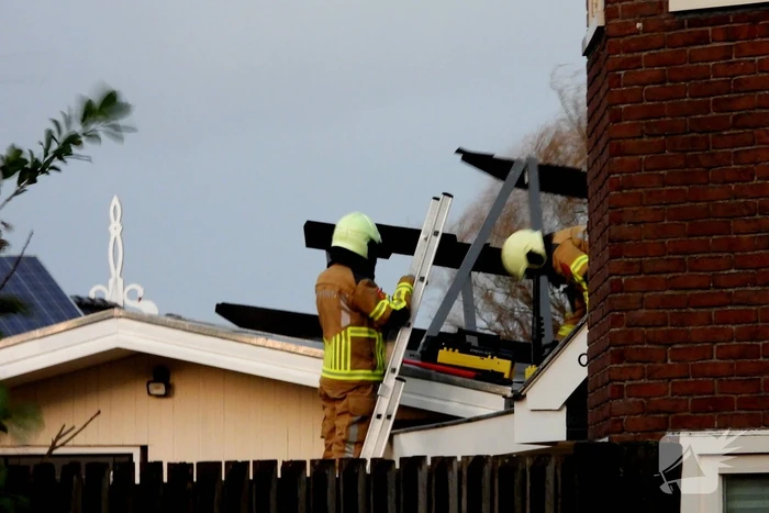 Brandweer verwijdert stellage en zonnepanelen van dak