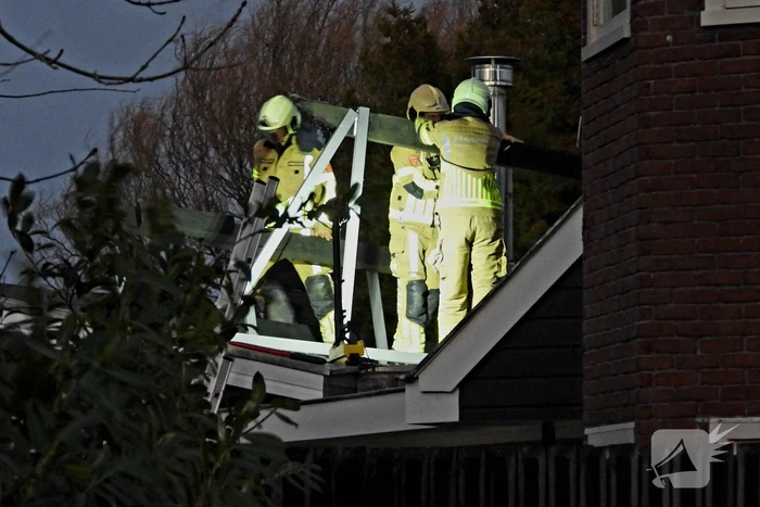 Brandweer verwijdert stellage en zonnepanelen van dak