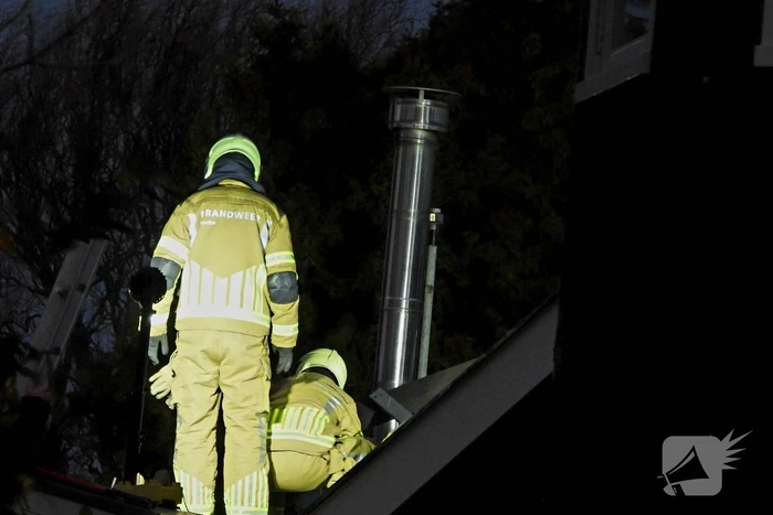 Brandweer verwijdert stellage en zonnepanelen van dak