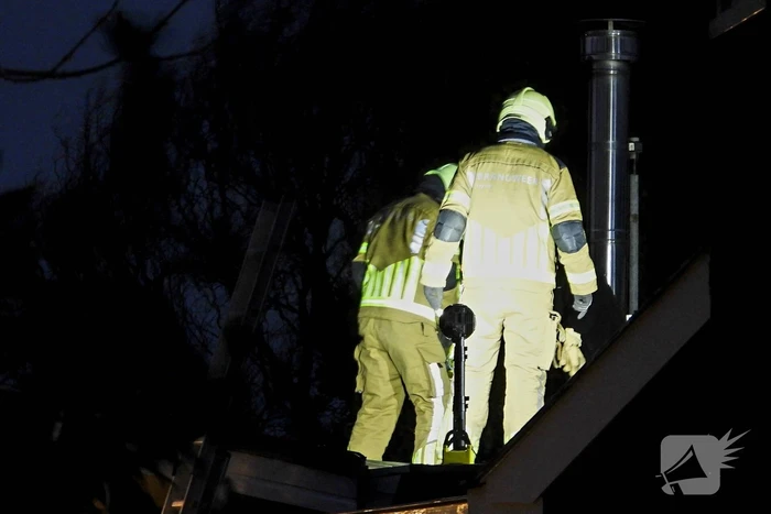 Brandweer verwijdert stellage en zonnepanelen van dak
