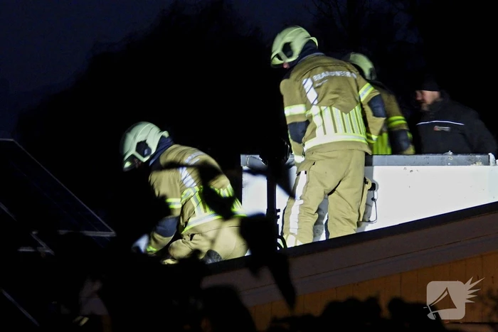 Brandweer verwijdert stellage en zonnepanelen van dak