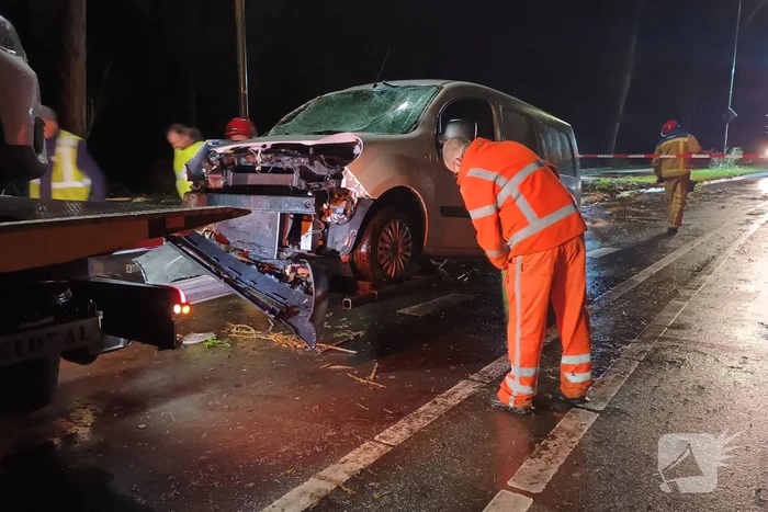Voertuigen zwaar beschadigd door omgevallen boom
