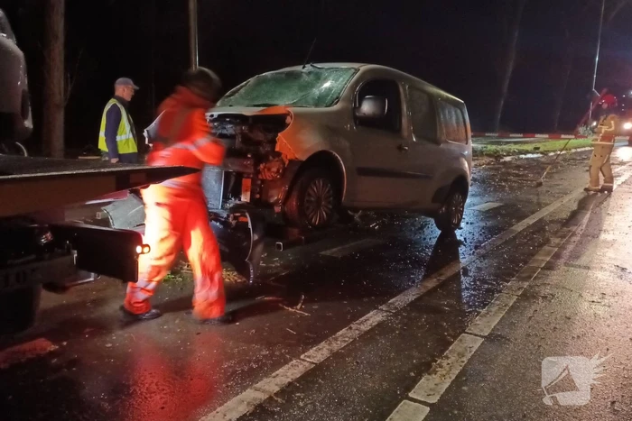 Voertuigen zwaar beschadigd door omgevallen boom