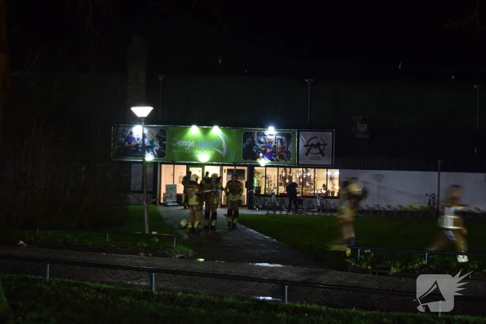 Schoorsteenkap sportschool kapot door harde wind