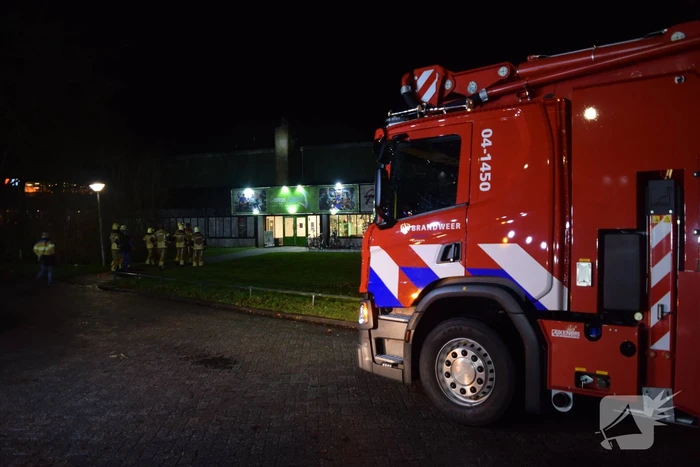 Schoorsteenkap sportschool kapot door harde wind