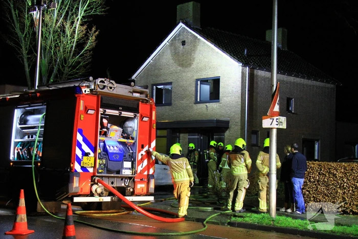 Brandweer ingezet voor uitslaande woningbrand