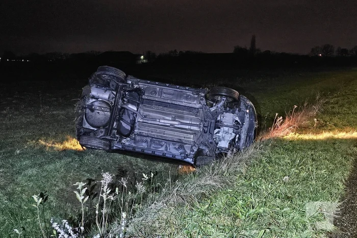 Auto belandt op zijkant in sloot na botsing met vrachtwagen