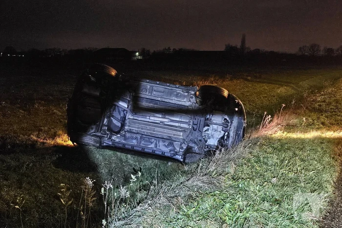 Auto belandt op zijkant in sloot na botsing met vrachtwagen