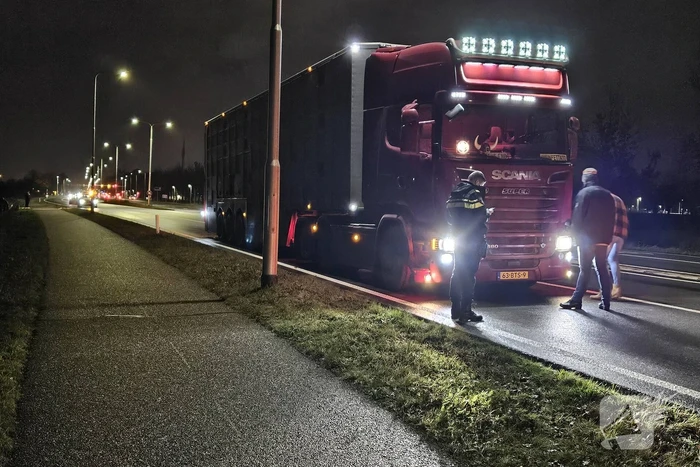 Auto belandt op zijkant in sloot na botsing met vrachtwagen