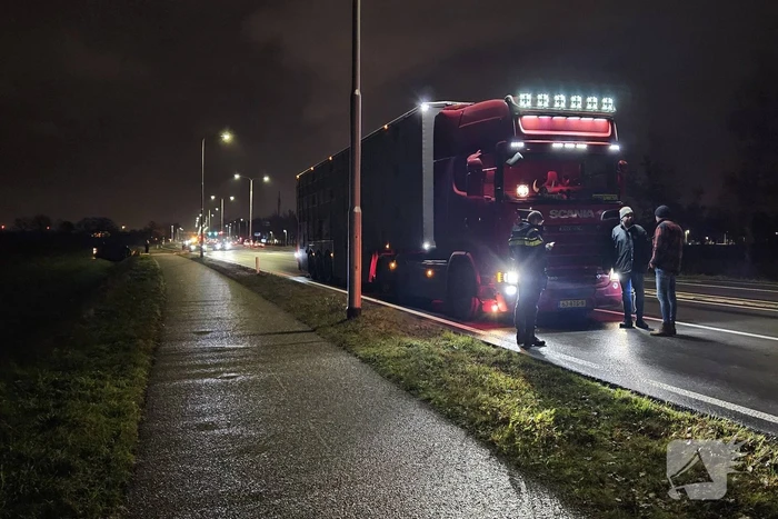 Auto belandt op zijkant in sloot na botsing met vrachtwagen