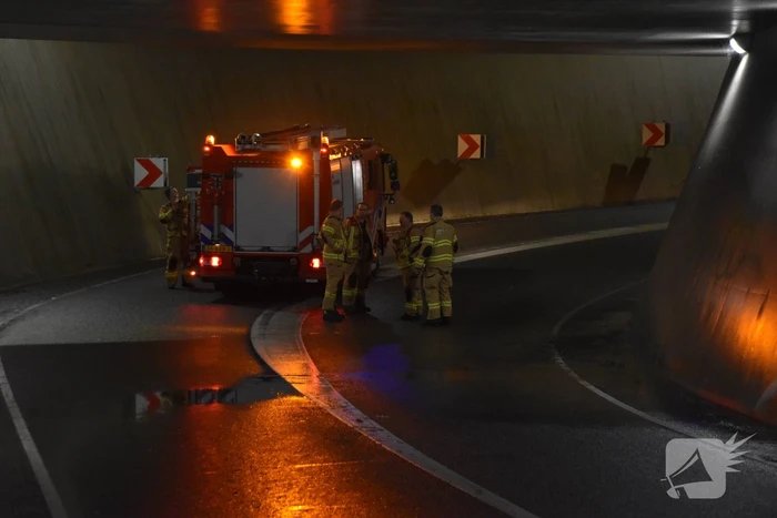 Brandweer verhelpt wateroverlast in tunnel