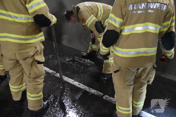 Brandweer verhelpt wateroverlast in tunnel