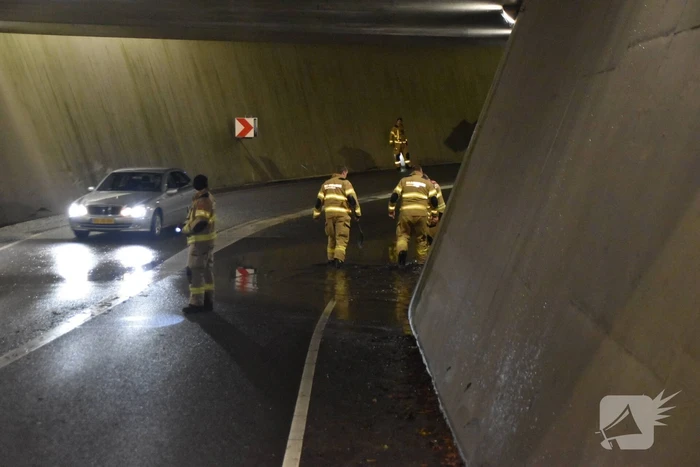 Brandweer verhelpt wateroverlast in tunnel