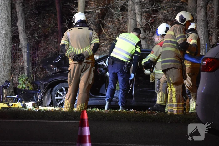 Auto klapt frontaal op boom, traumahelikopter ingezet