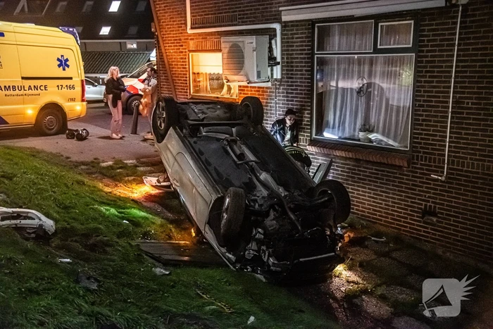 Jongeren belanden met auto in tuin woning
