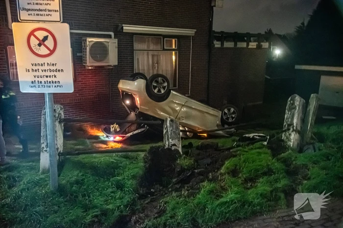 Jongeren belanden met auto in tuin woning