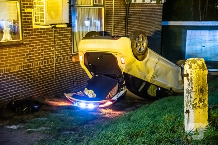 Jongeren belanden met auto in tuin woning