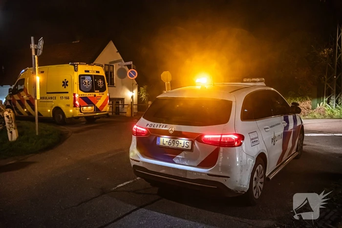 Jongeren belanden met auto in tuin woning