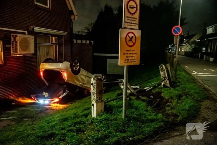 Jongeren belanden met auto in tuin woning