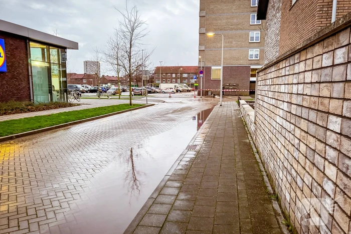 Straat blank door waterleidingbreuk