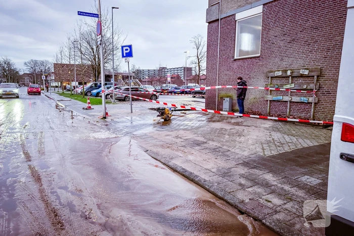 Straat blank door waterleidingbreuk