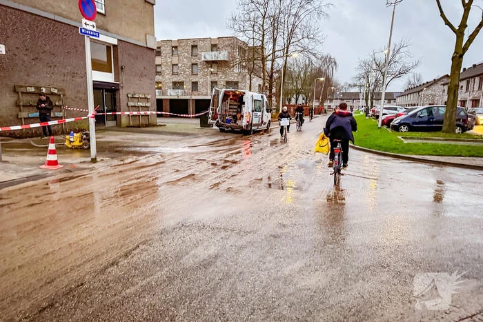 Straat blank door waterleidingbreuk