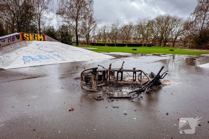 Scooter brandt volledig uit op skatepark